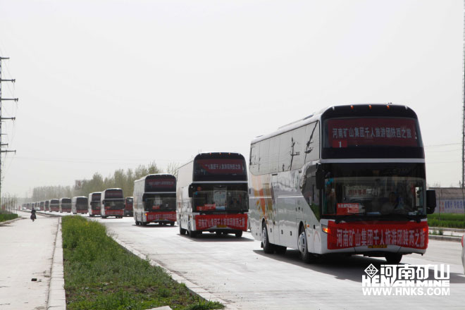 行進中的車隊，浩浩蕩蕩，蔚為壯觀.jpg